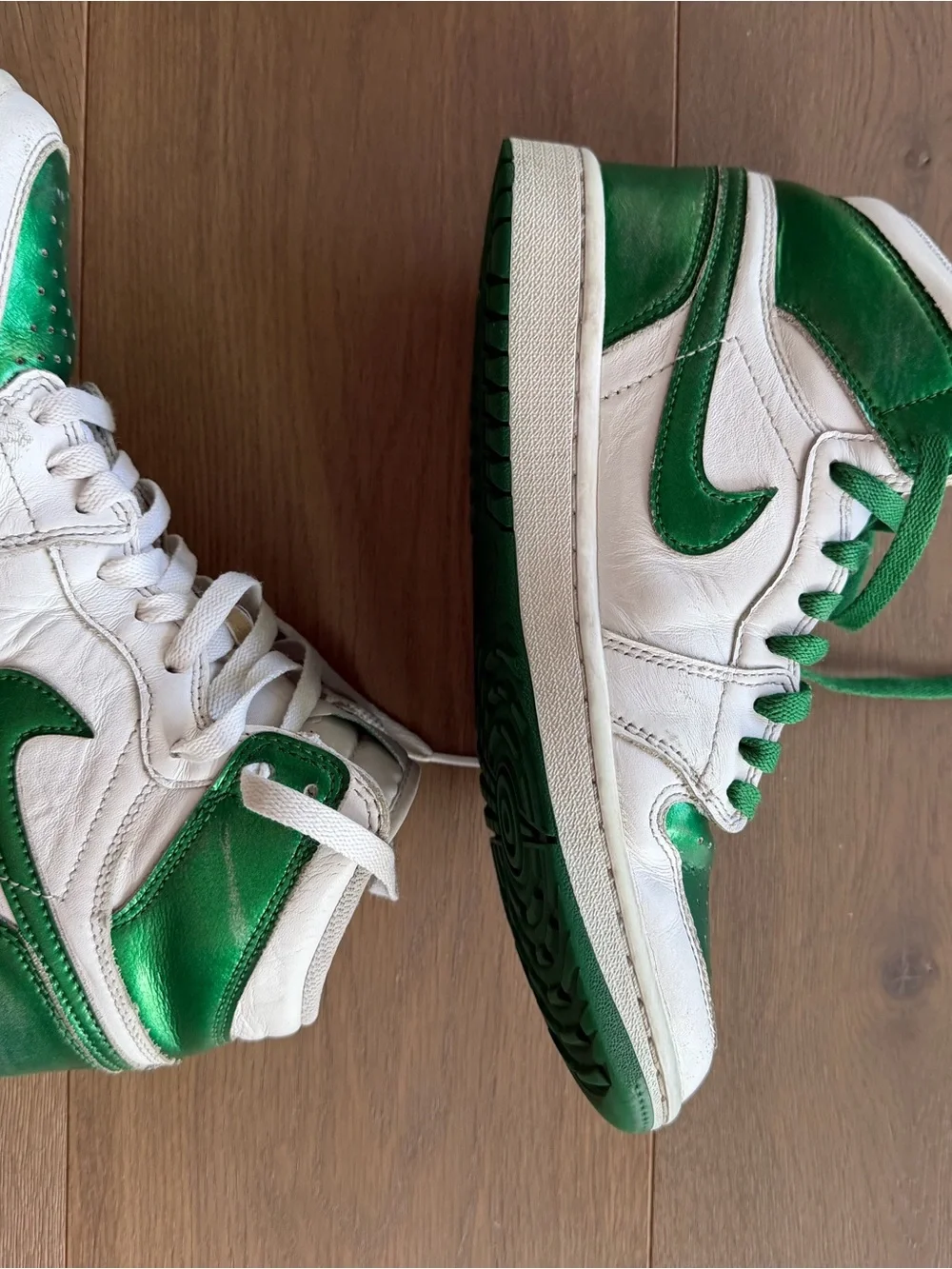 Nike men’s golf White and Metallic Green High-Top Jordan 1’s